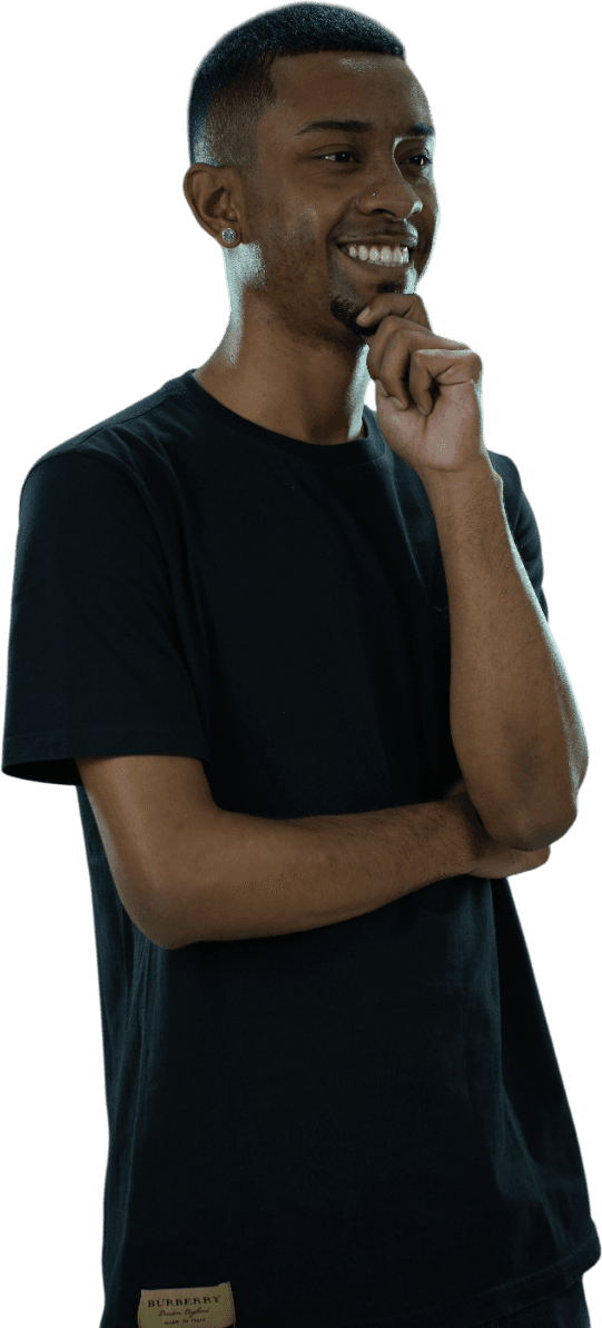 Foto de um rapaz com camisa preta e sorrindo como se estivesse imaginando seu futuro