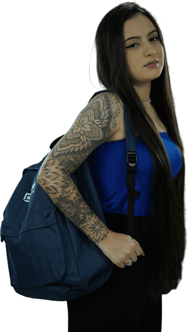 Foto de uma moça, que está de blusa azul e usando uma mochila