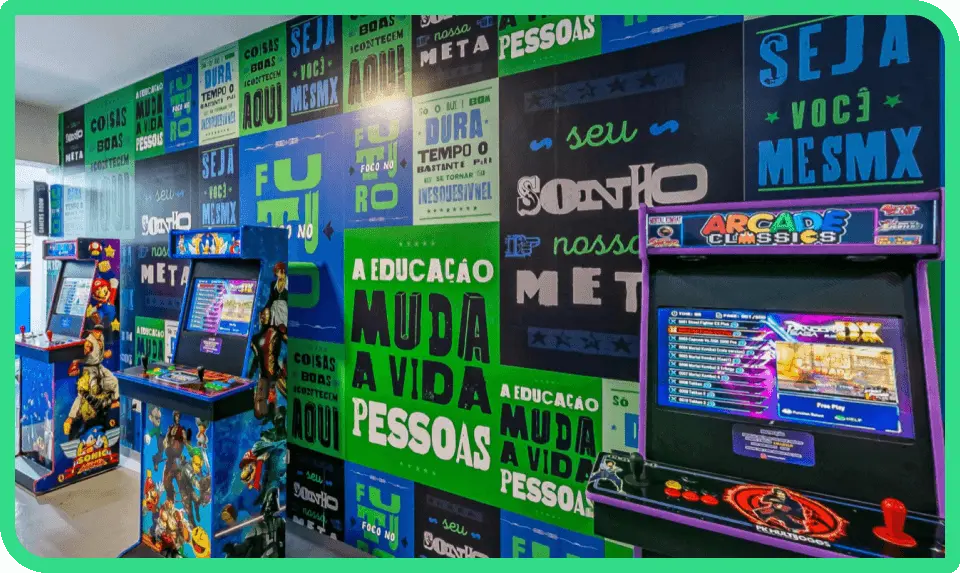 Sala de fliperama da UniFECAF com vários grafismos em verde e azul na parede