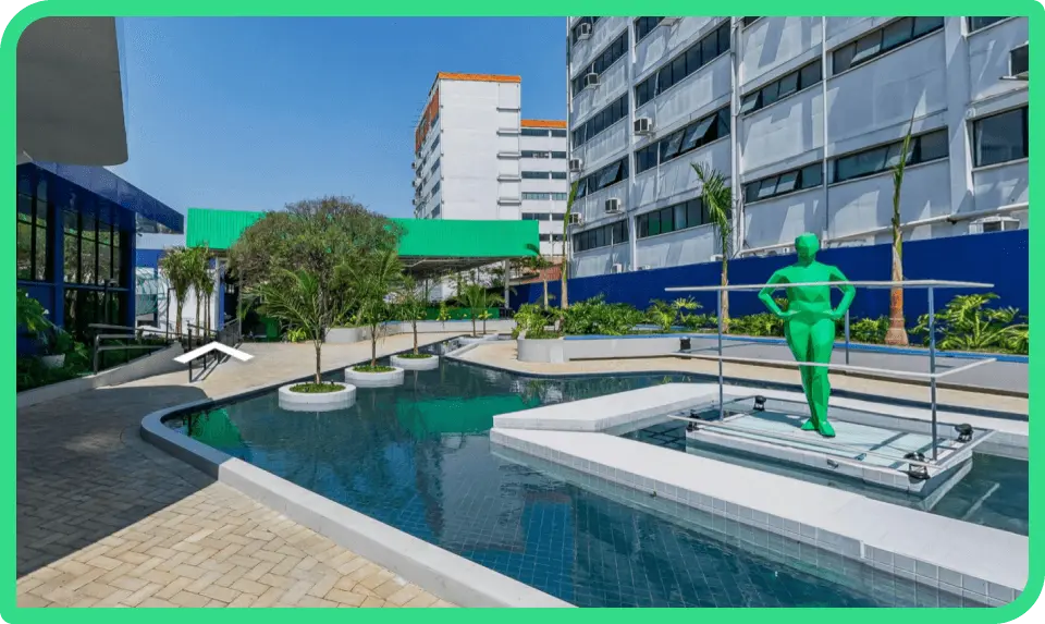 Entrada da UniFECAF com um grande espelho d'água