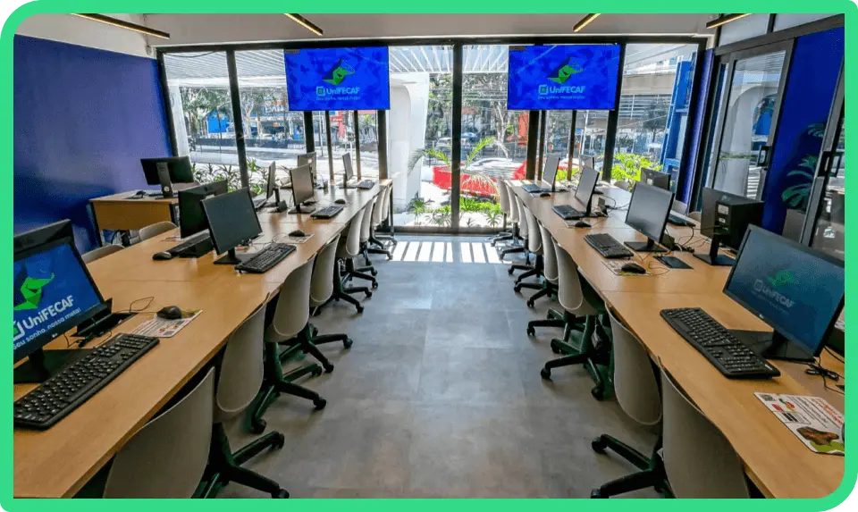 Sala de aula da UniFECAF com os computadores mais modernos e uma ótima estrutura para os alunos