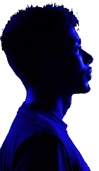 Fotografia de um rapaz com um sombreado azul na sua silhueta olhando para frente