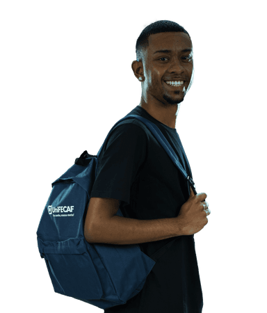 Fotografia de um rapaz usando a sua mochila da UniFECAF