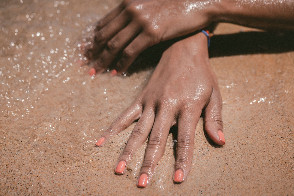 Mão de uma mulher negra para reflexão sobre a desigualdade de gênero.