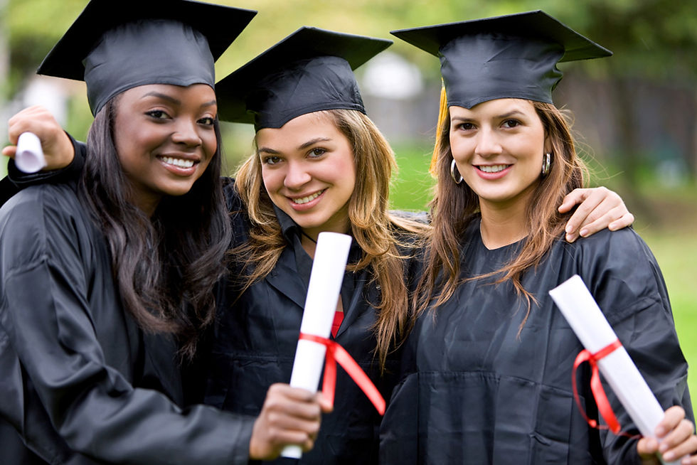 Estudantes do ensino superior comemorando a suas formaturas.