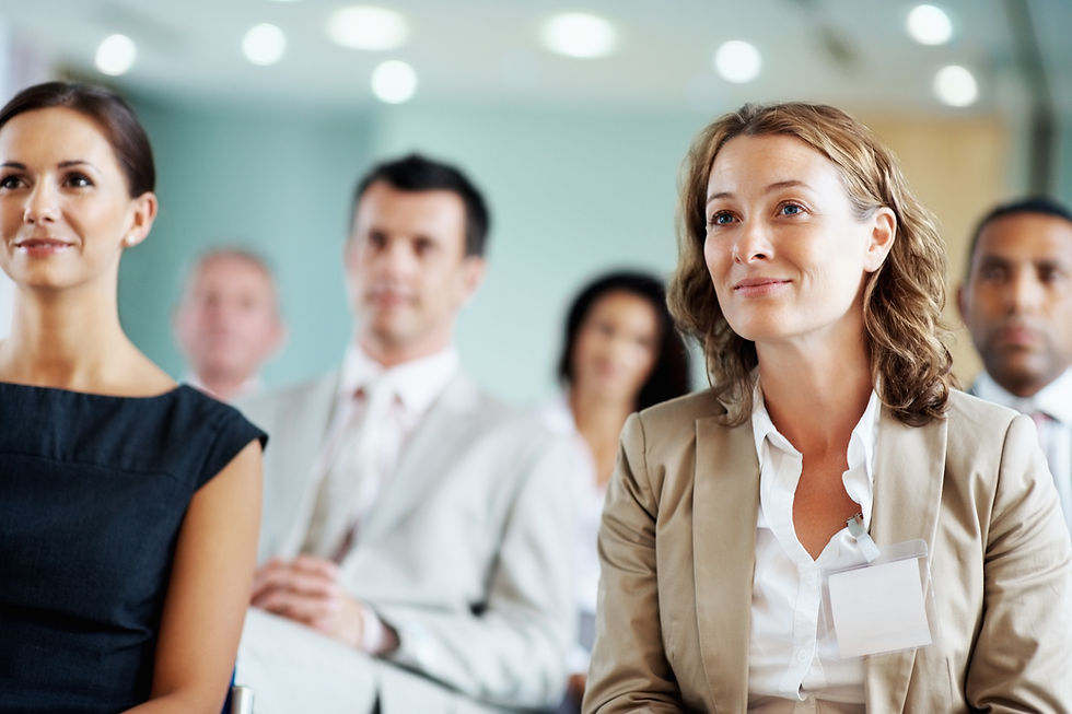 Profissionais sorridentes, buscando o sucesso profissional em seu ambiente de trabalho.